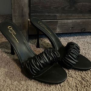 These are black heels . Only worn for 5 mins I couldn’t fit them